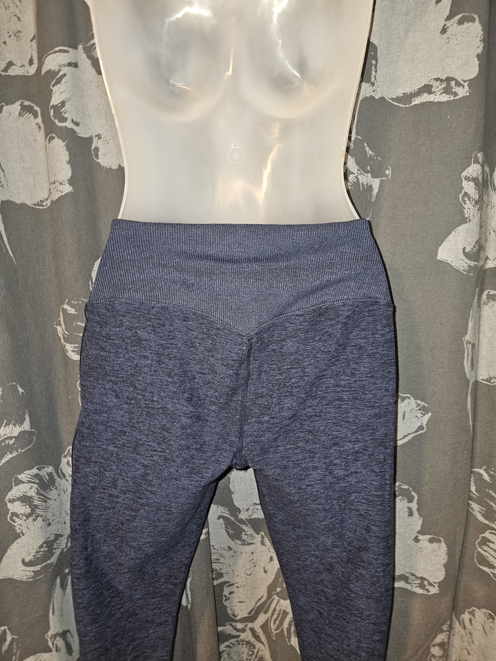 Alo yoga alosoft leggings.                                       3 Pairs - Picture 9 of 13